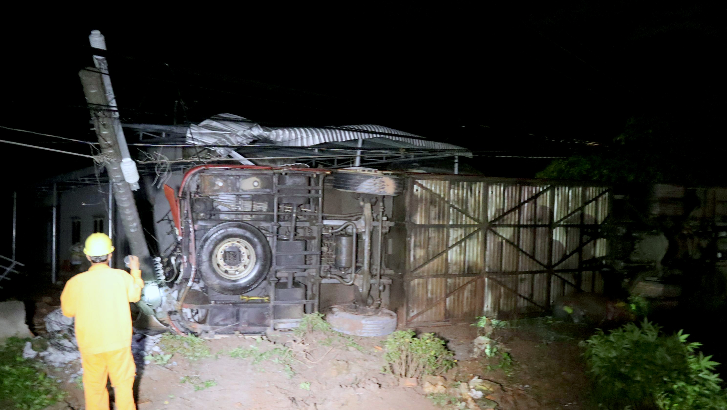 Xe khach lao vao nha dan, nhieu nguoi bi thuong hinh anh