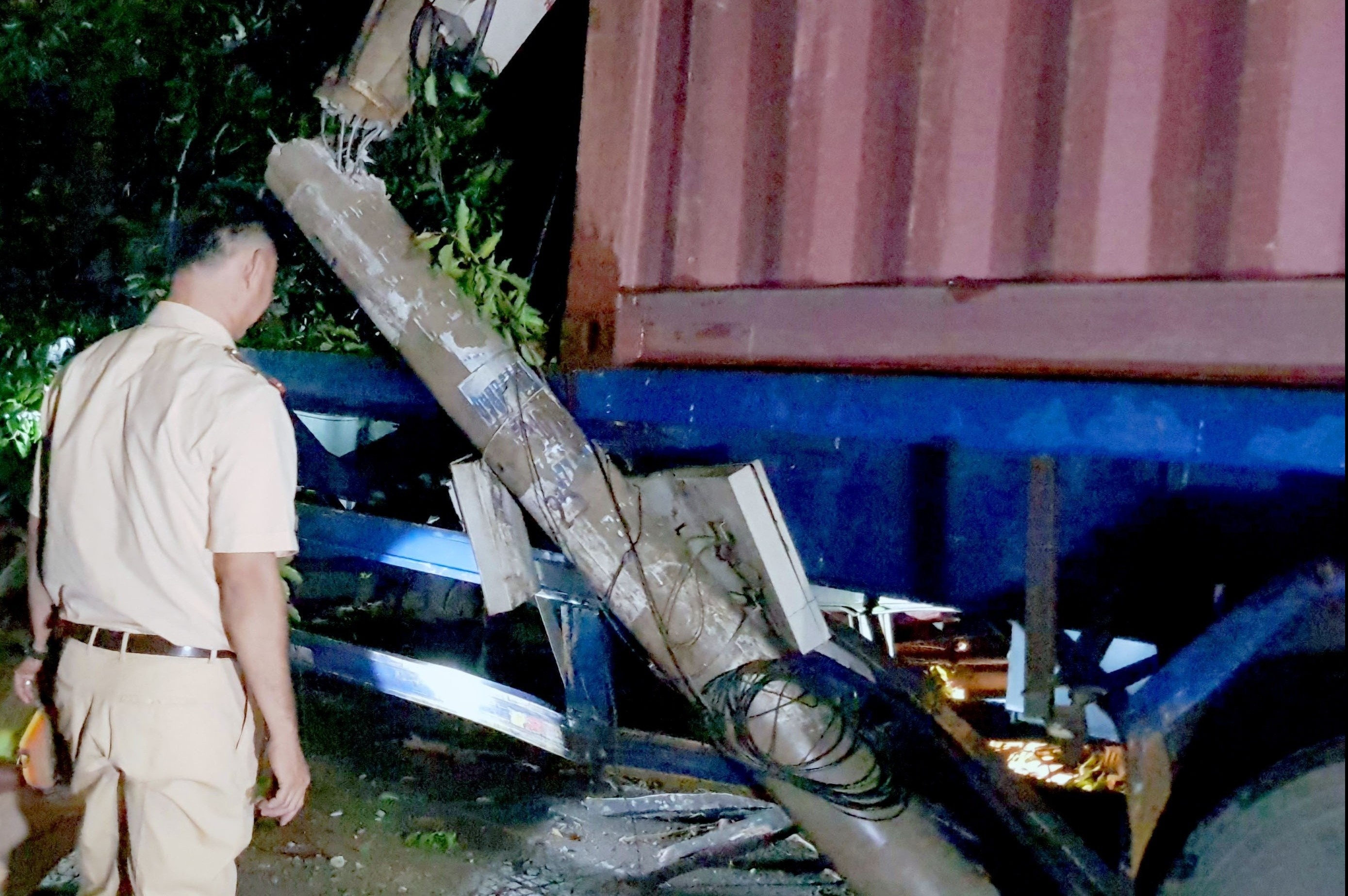 Xe container tong 4 nha dan hinh anh