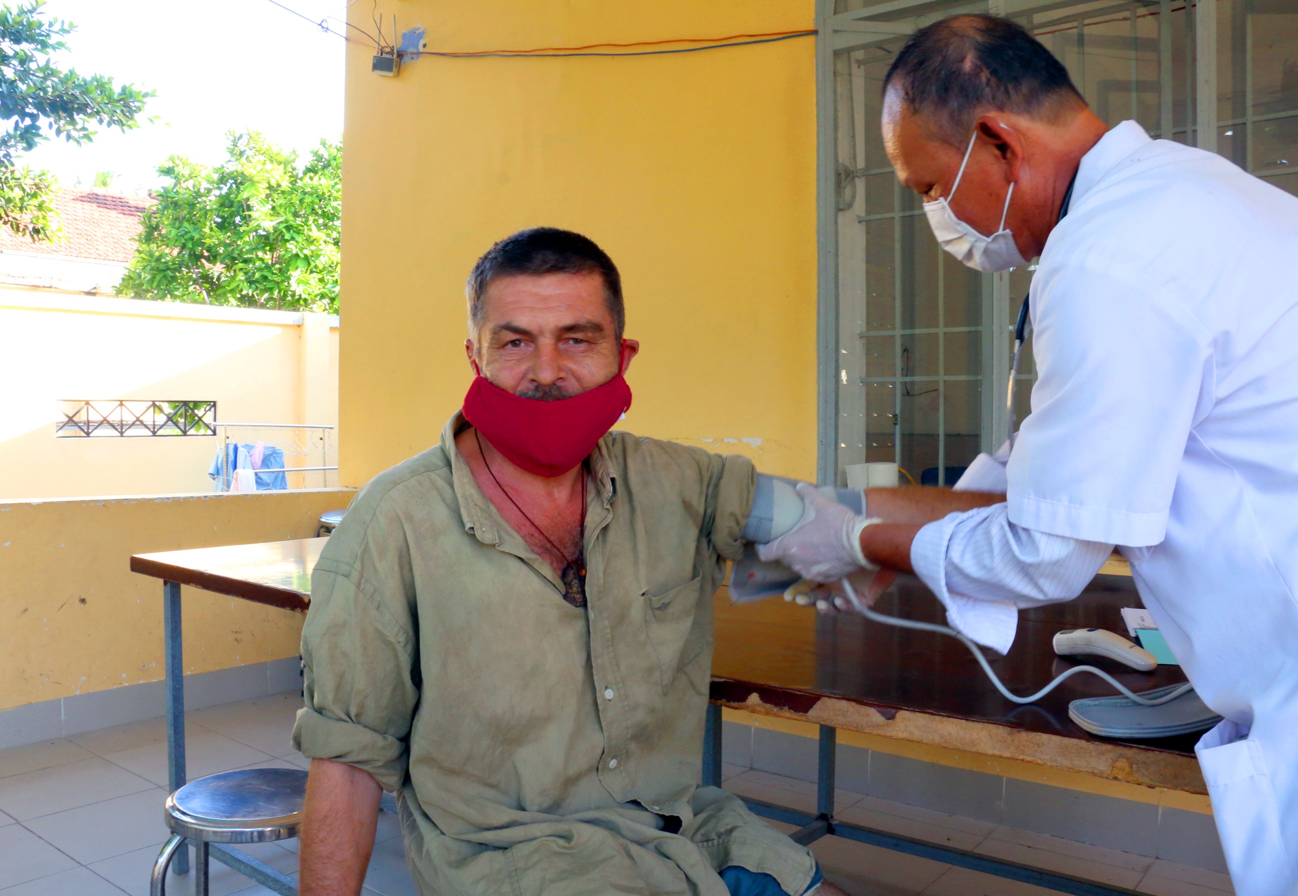 Du khach mac ket vi dich Covid-19 anh 3