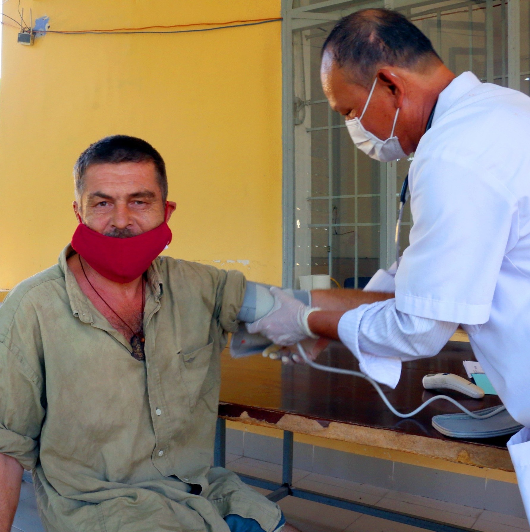 Du khach mac ket vi dich Covid-19 anh 1