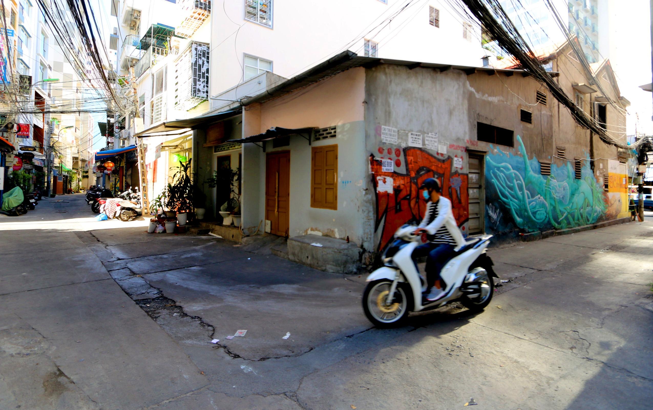 Du khach mac ket vi dich Covid-19 anh 2