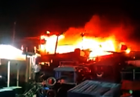 3 tau ca bi chay rui trong dem hinh anh