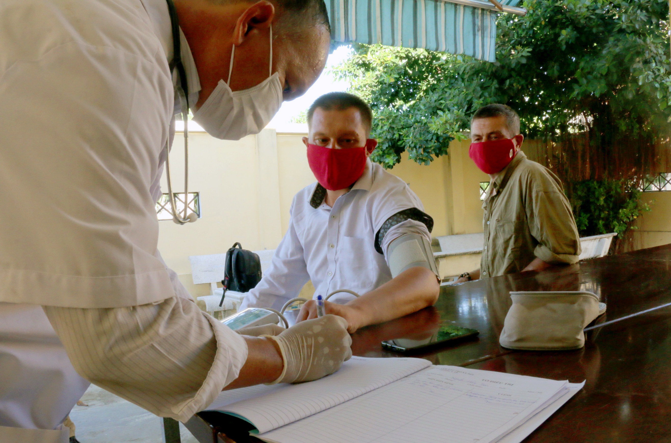 Hai du khach dac biet o Nha Trang duoc ve nuoc hinh anh