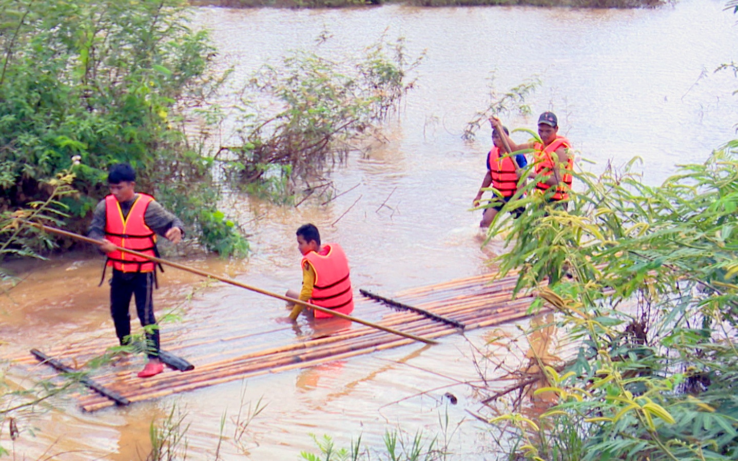2 nguoi bi lu cuon troi o Binh Phuoc hinh anh
