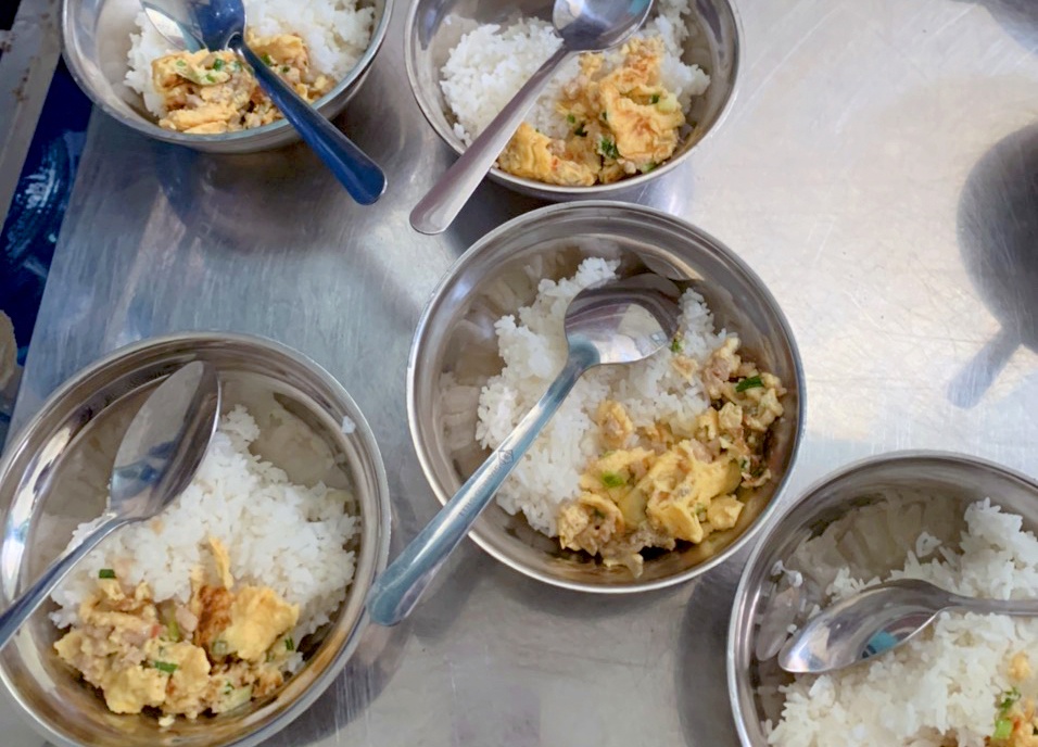 Thanh tra truong tieu hoc bi to bot khau phan an hoc sinh hinh anh