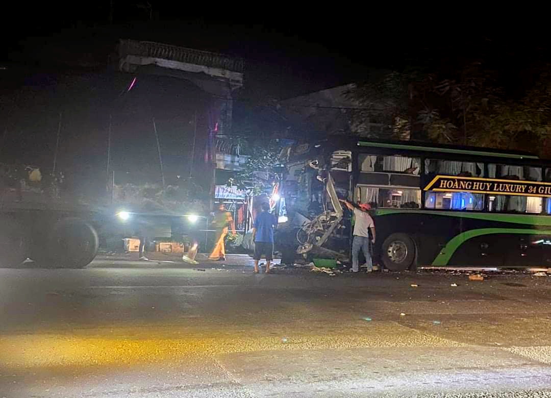 Xe khach tong duoi oto tai, 5 nguoi bi thuong hinh anh