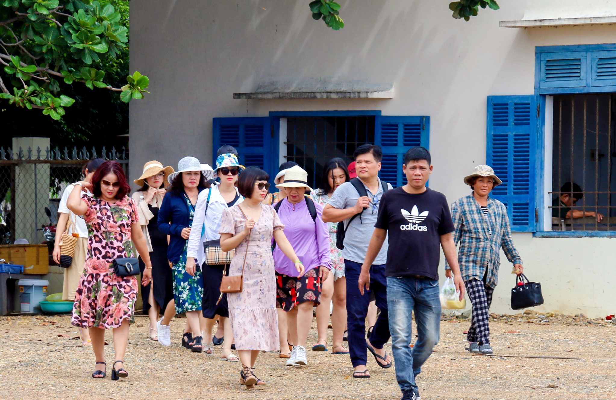 Ngu dan ban thao tom,  ca chay bao so 9 anh 10