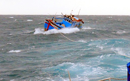 Tiep can 14 ngu dan tren tau mat tich hinh anh