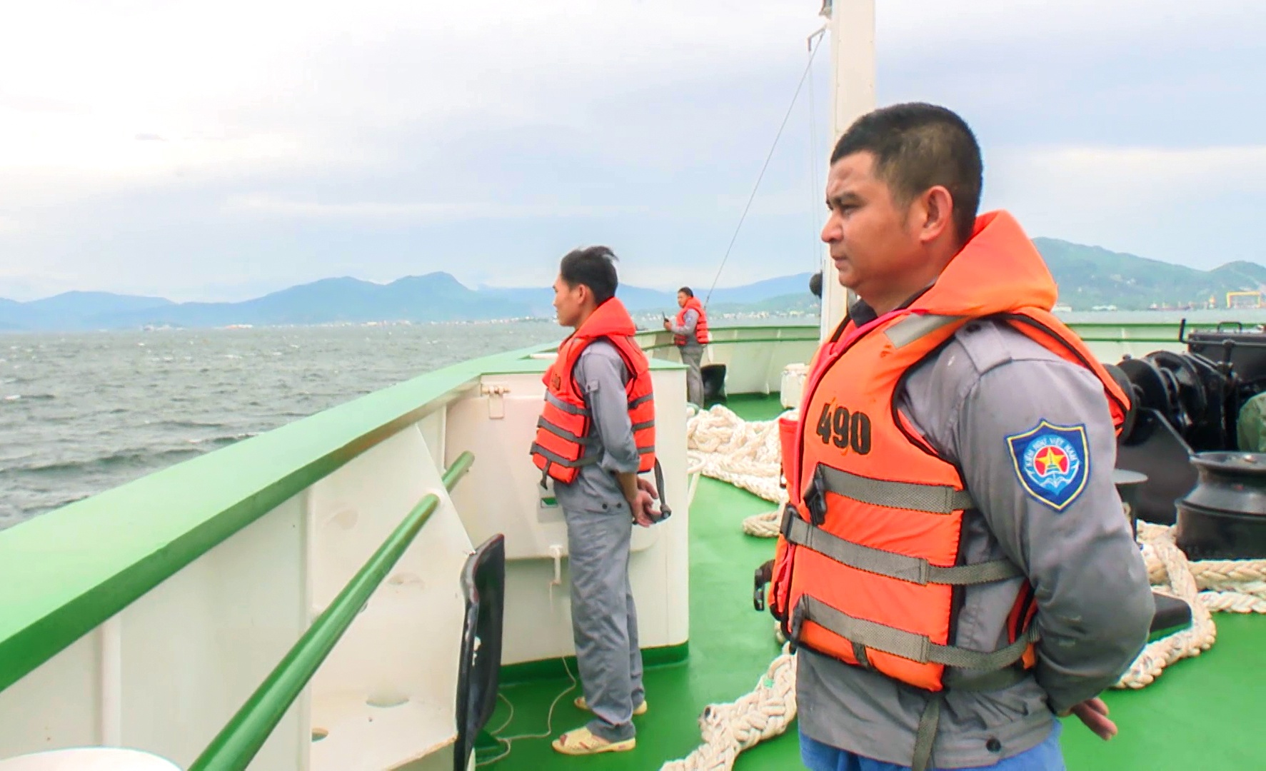 Tau ca bi nan tren bien anh 2