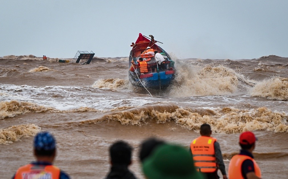 Tau nuoc ngoai cuu 3 ngu dan mat tich tren bien hinh anh