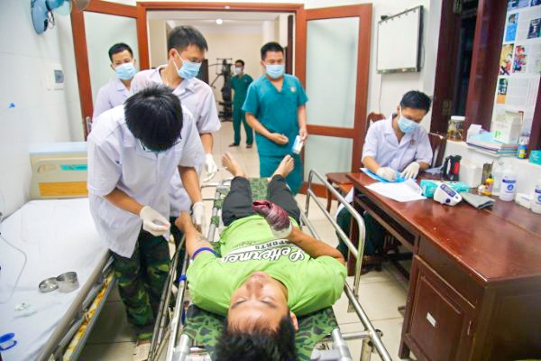 Bac si o Truong Sa cuu ngu dan gap nan tren bien hinh anh