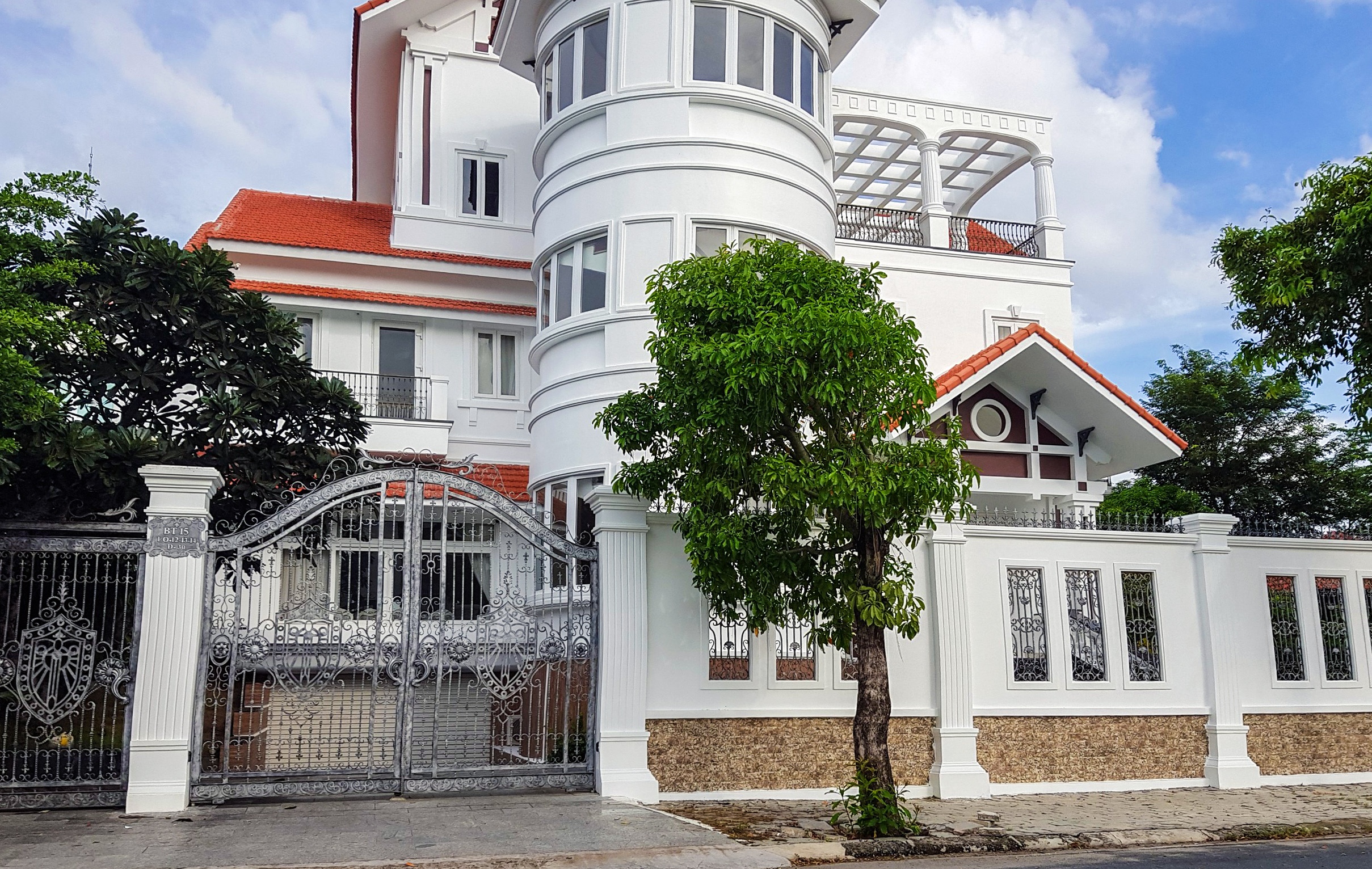 Ke la mat dung truoc nha nguyen Bi thu Thanh uy Nha Trang tu sang som? hinh anh