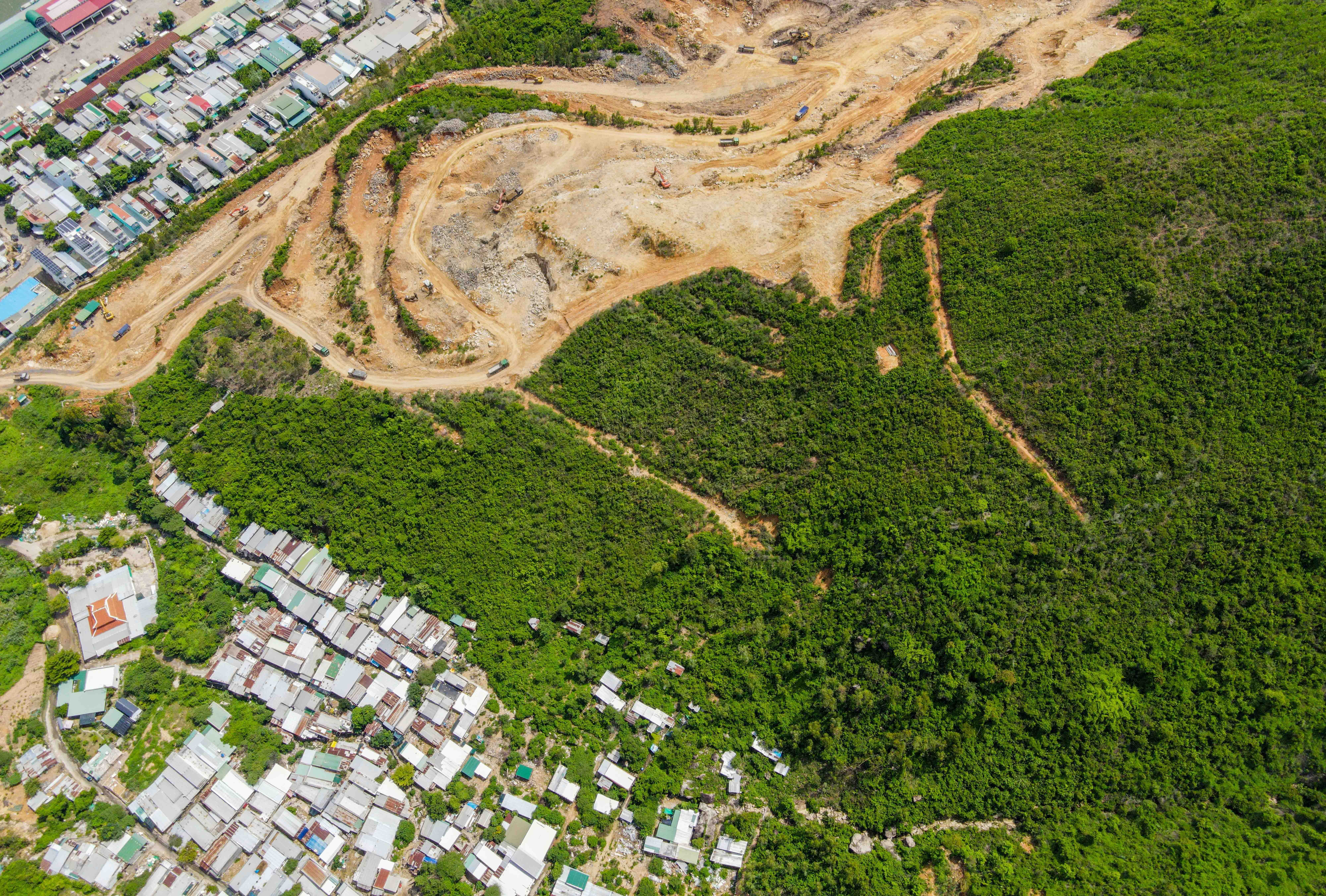 Ra soat cac du an ven doi nui truoc khi bao Goni do bo hinh anh