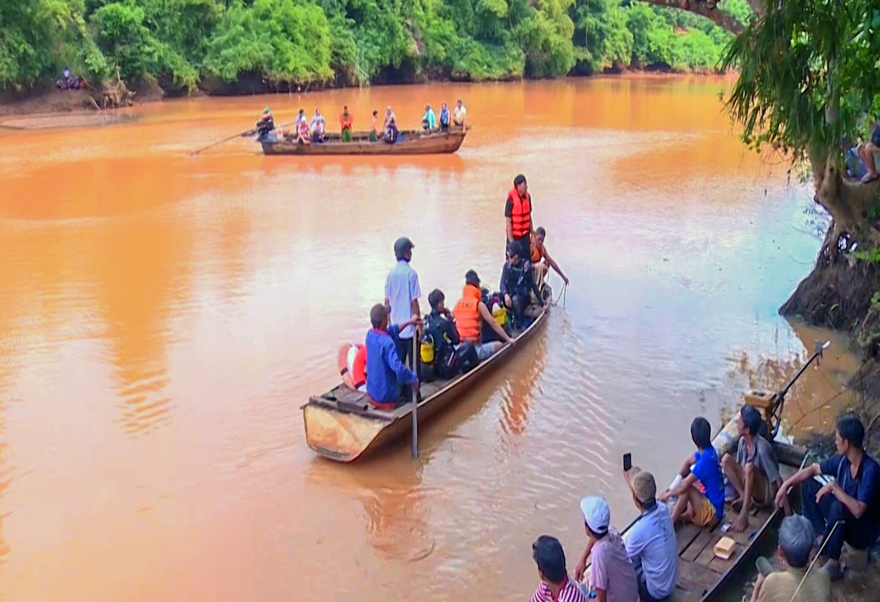 Thuyen cho 6 nguoi lat tren song Be hinh anh