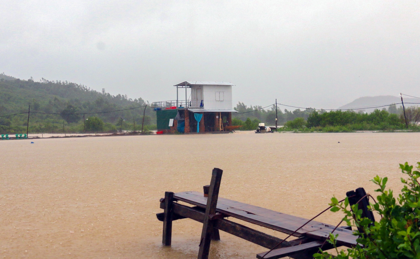 Khanh Hoa mua to, nhieu noi mat dien truoc khi bao so 12 do bo hinh anh