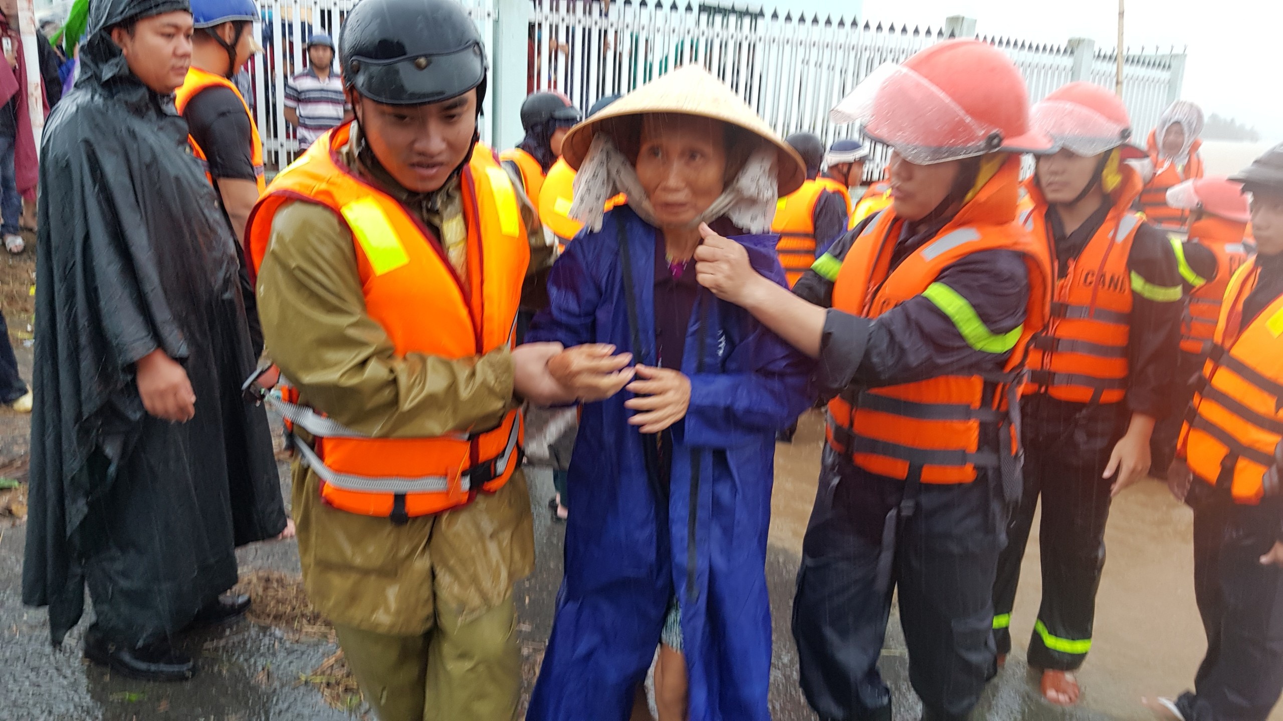 Ho chua nuoc xa lu gay ngap nhieu noi o Khanh Hoa hinh anh