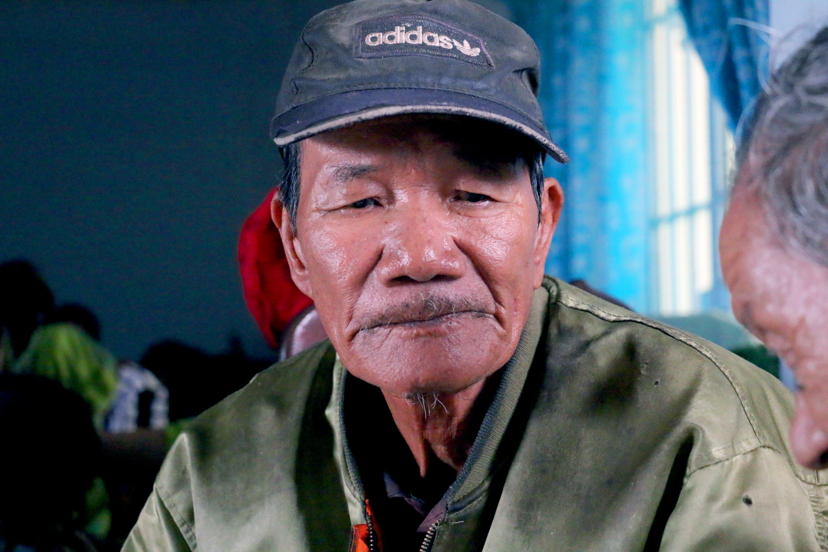 Nguoi dan ke luc duoc cuu trong dong nuoc lu hinh anh