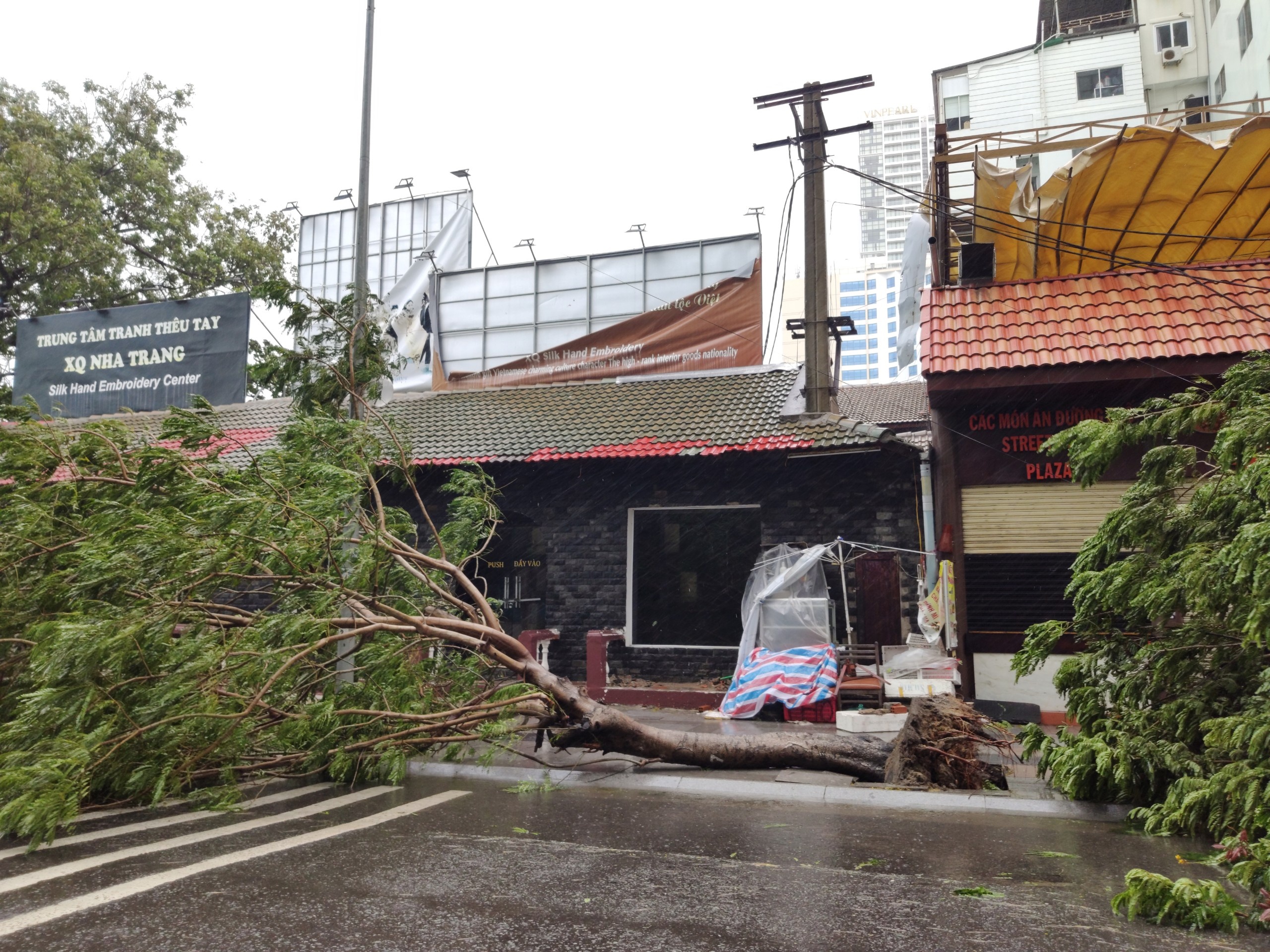 Nguoi dan van ra duong khi bao so 12 quet qua Khanh Hoa hinh anh