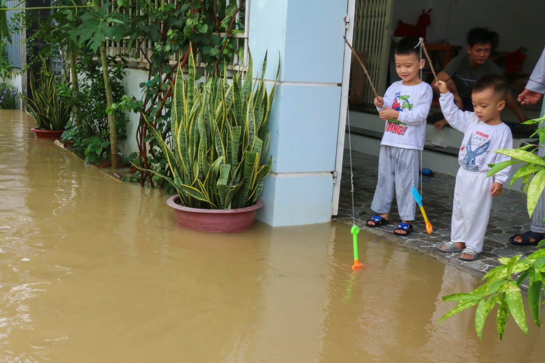 'Cu nghe bao troi mua, ho thuy loi xa lu la so' hinh anh