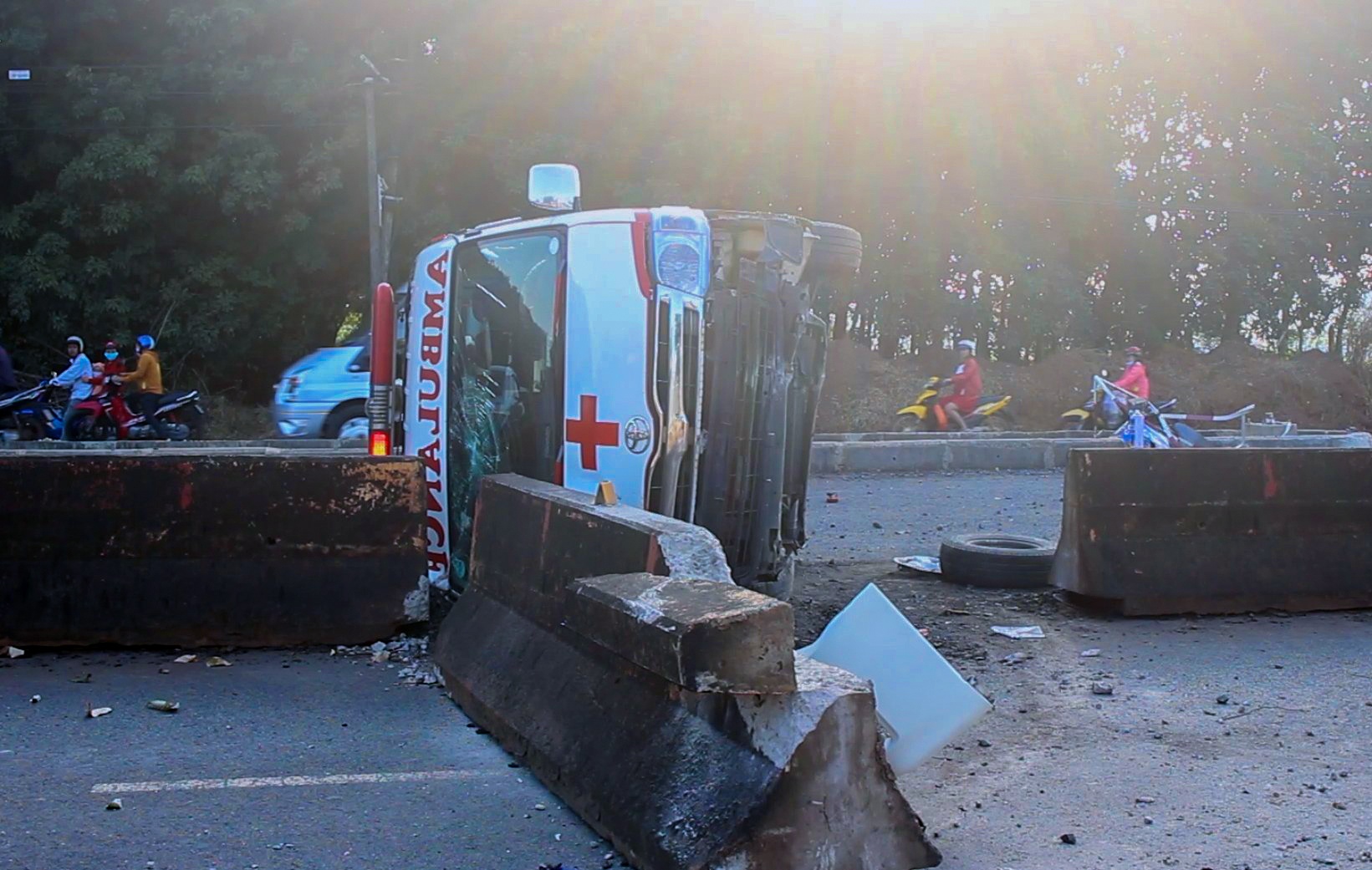 Xe cap cuu tong dai phan cach, 2 nguoi bi thuong       hinh anh