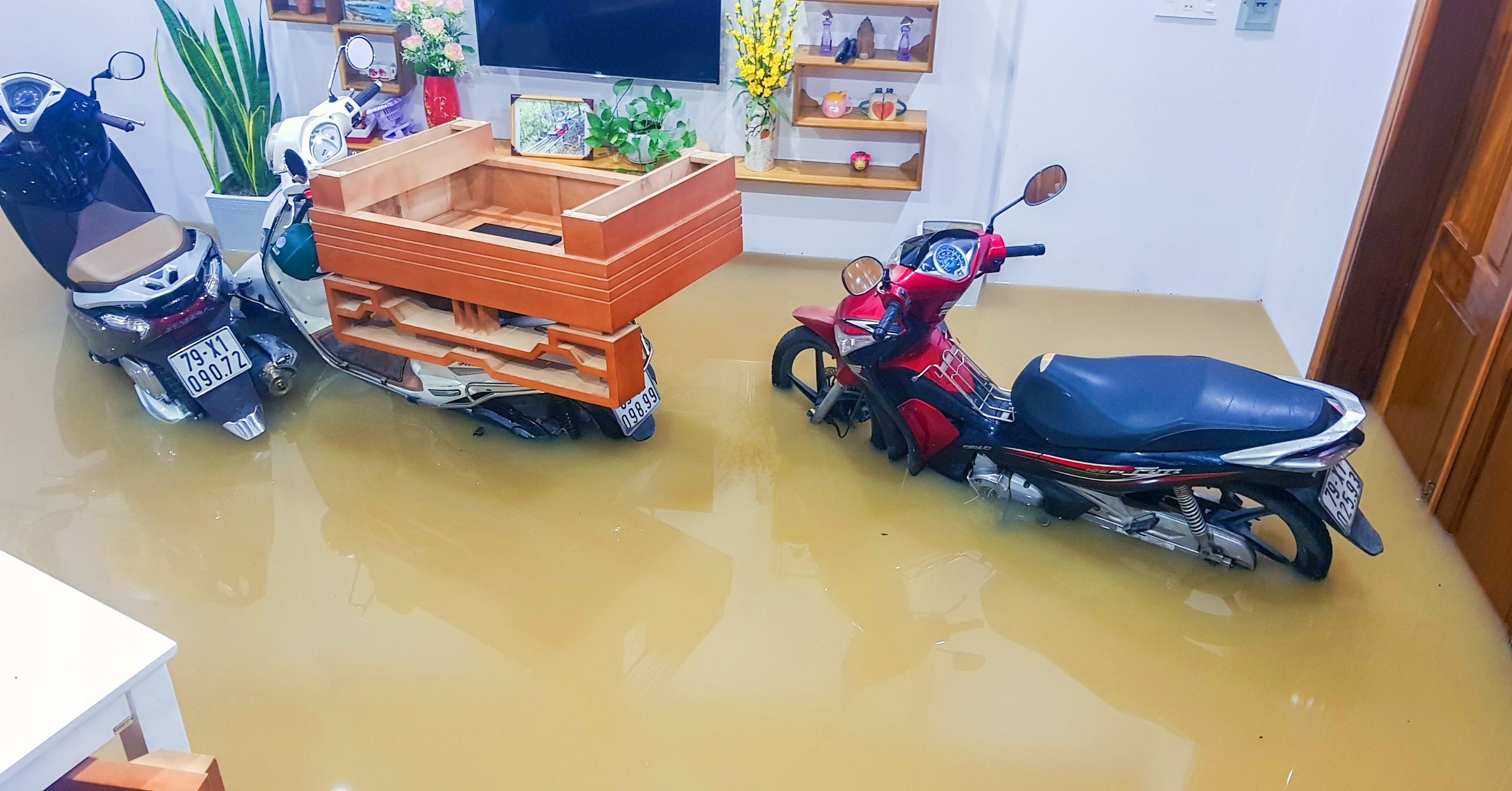 'Nuoc lu ve qua nhanh, chung toi tro tay khong kip' hinh anh