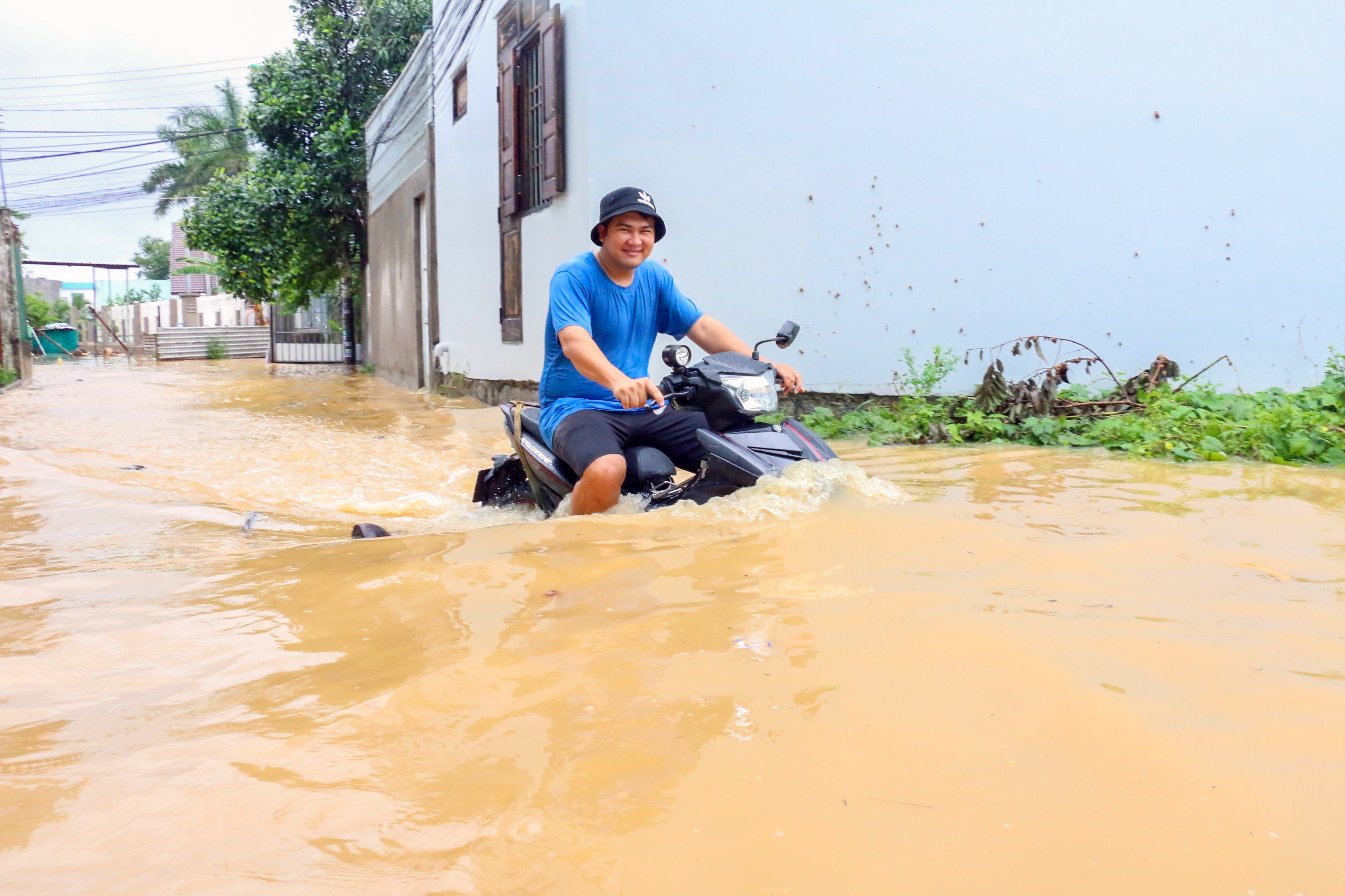 Nguoi dan Nha Trang thuc trang dem chay lu hinh anh