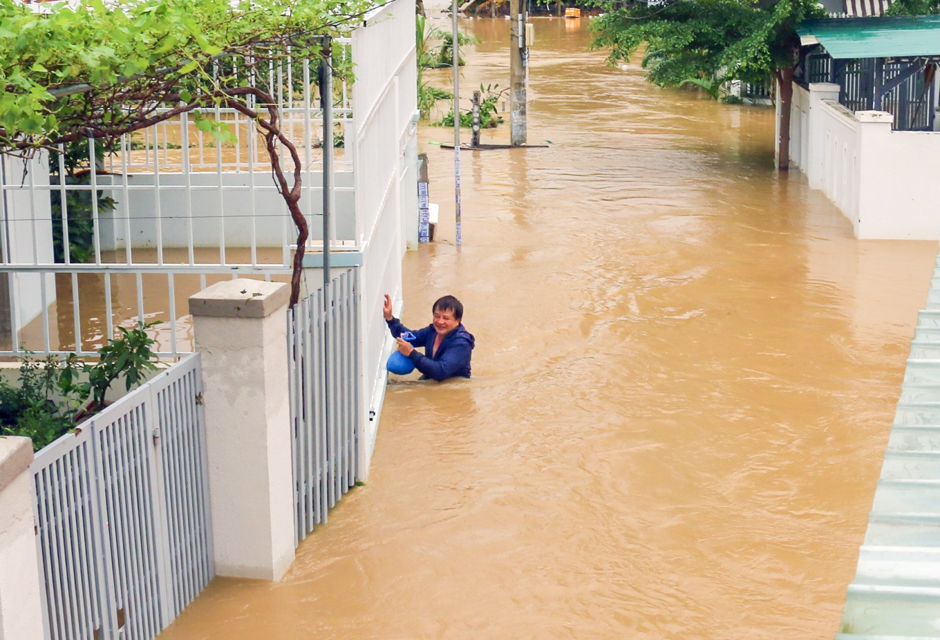 'Lan dau toi thay tran lu lon nhu vay' hinh anh