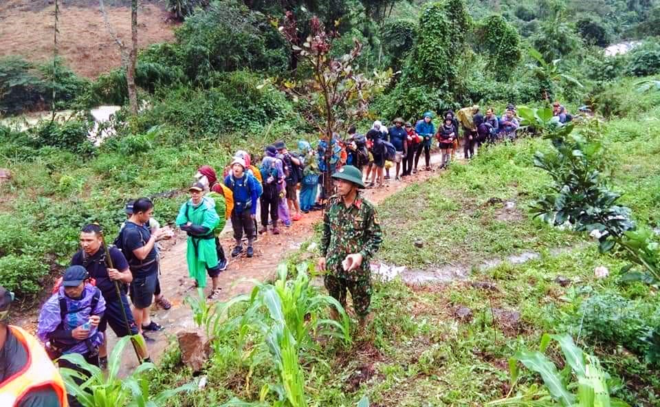 Doan khach TP.HCM du lich 'chui' o Ta Giang hinh anh