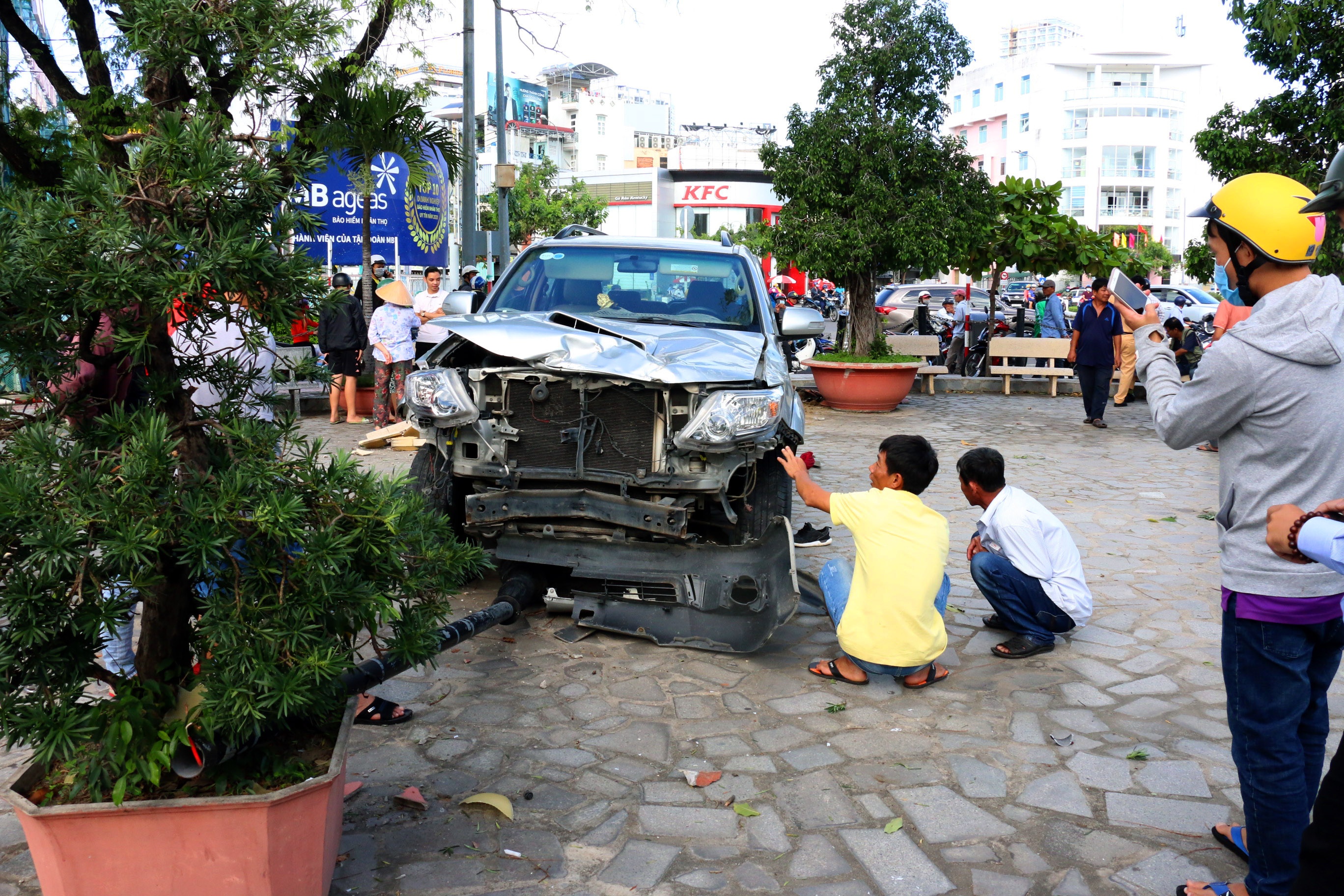 Toyota Fortuner tong gay tru rao, cot den Nha tho Chanh toa Nha Trang hinh anh