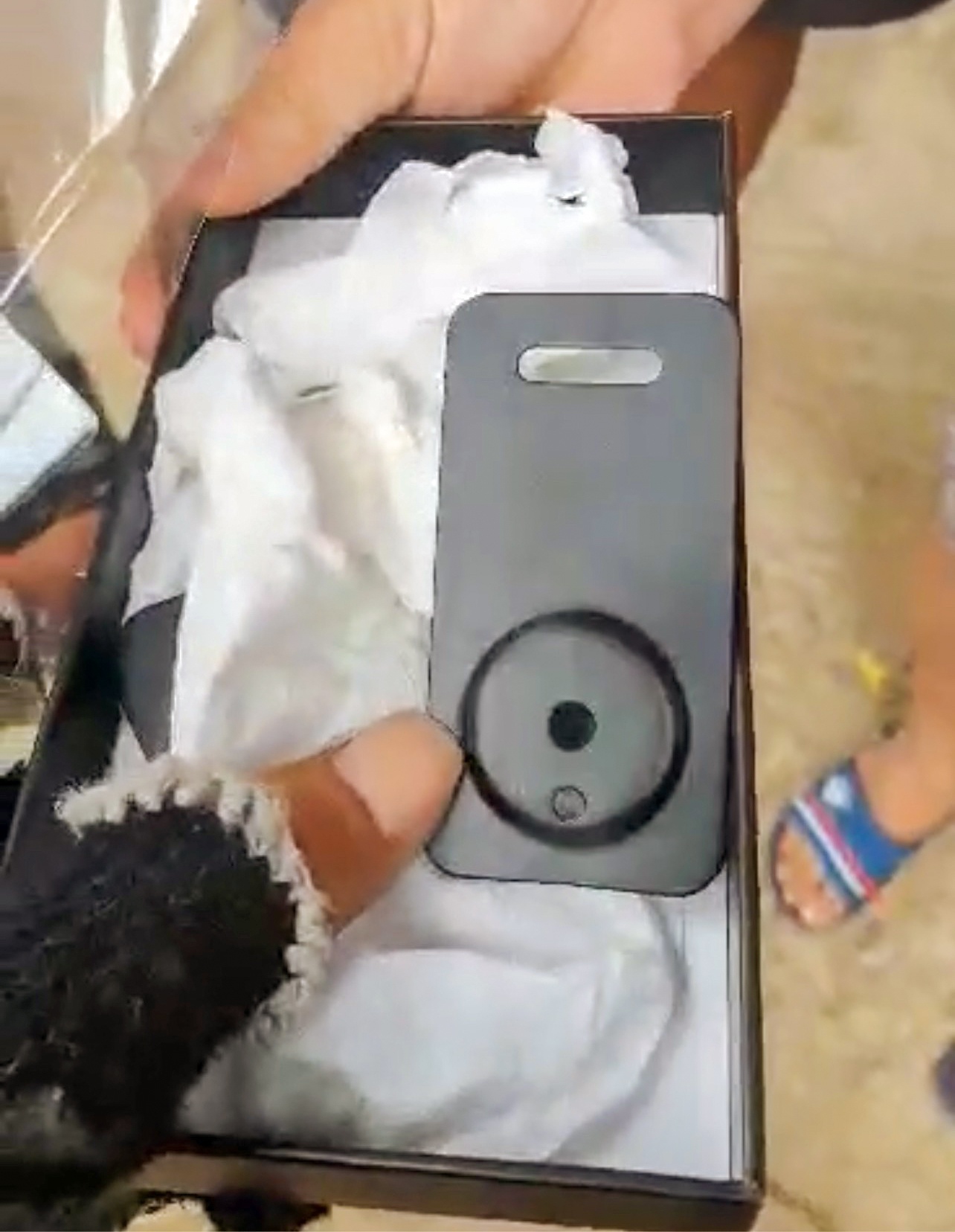 bi trao iPhone 12 Pro Max khi gui chuyen phat anh 1