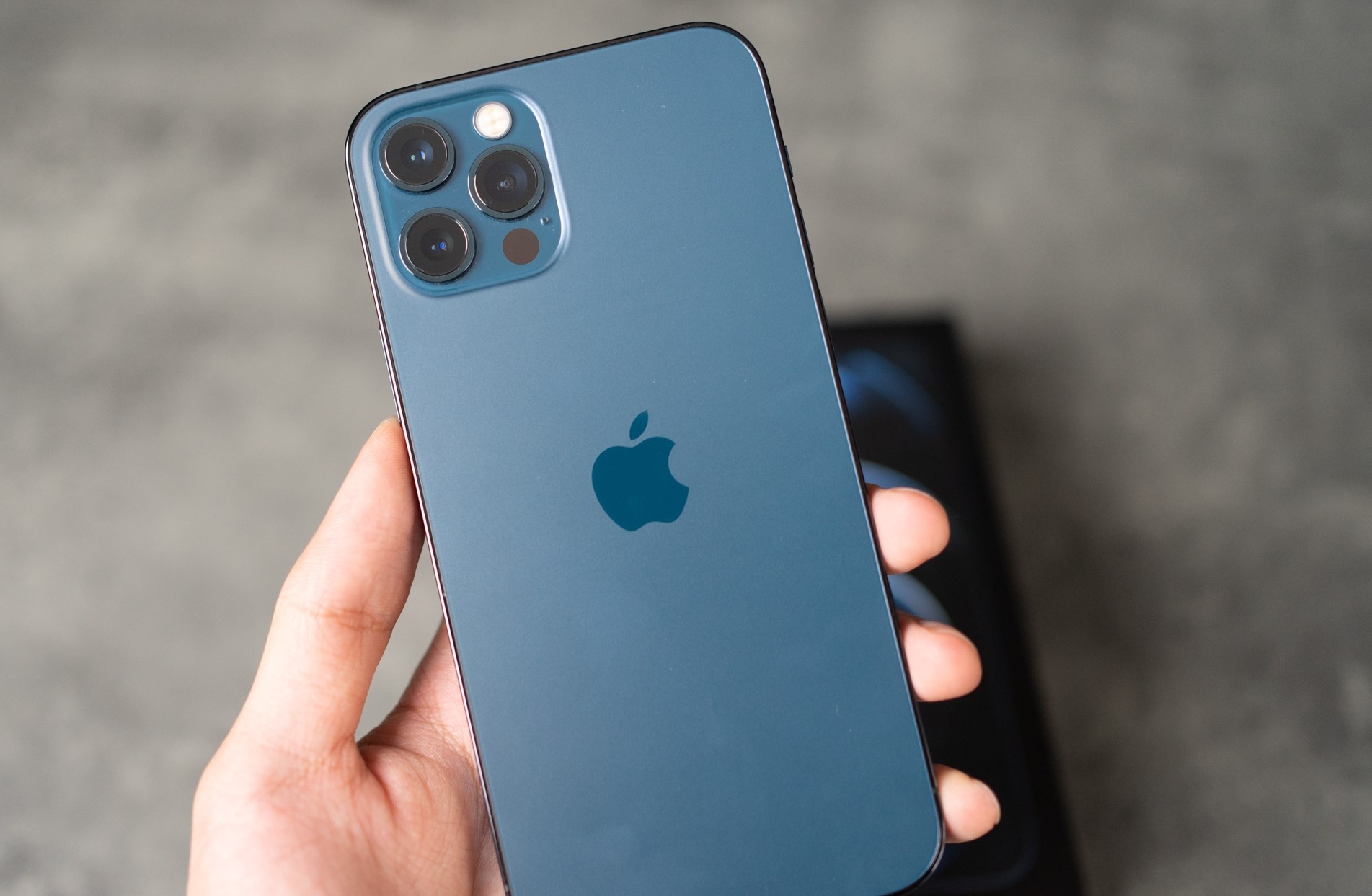 Gui iPhone 12 Pro Max, nhan duoc oc vit hinh anh