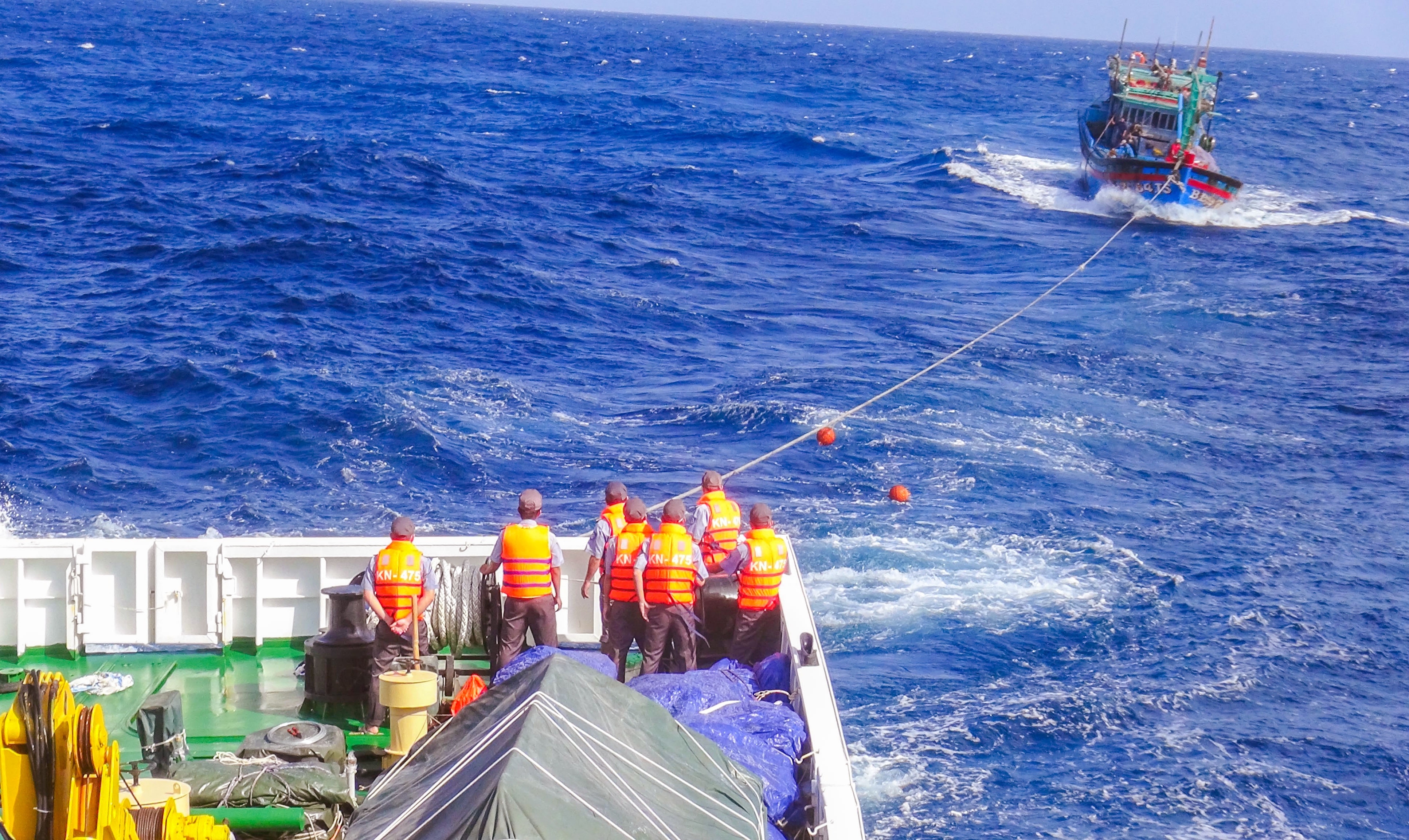Tau kiem ngu cuu 14 ngu dan tren bien hinh anh