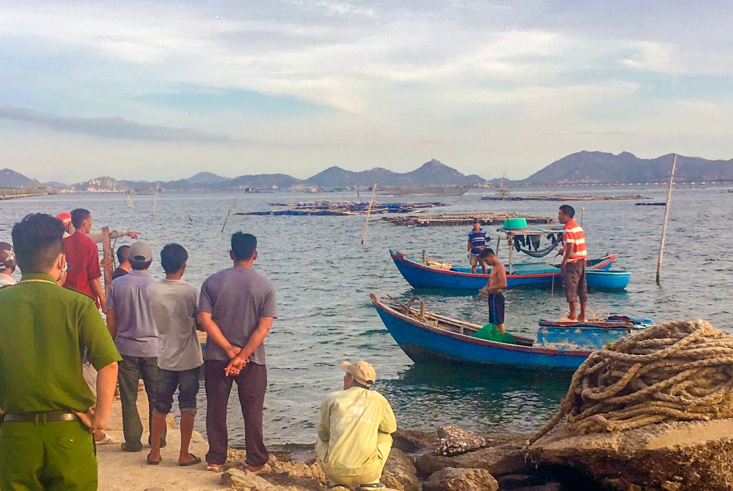 Chim ghe tren vinh Cam Ranh, 2 ngu dan bi nan hinh anh