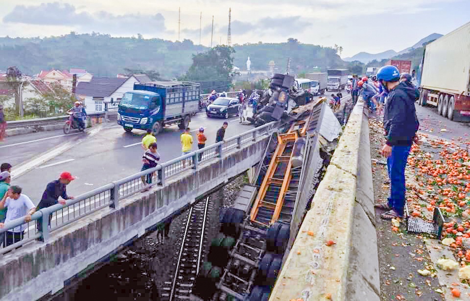 Xe dau keo tong gay lan can cau, chan ngang duong sat Bac - Nam hinh anh