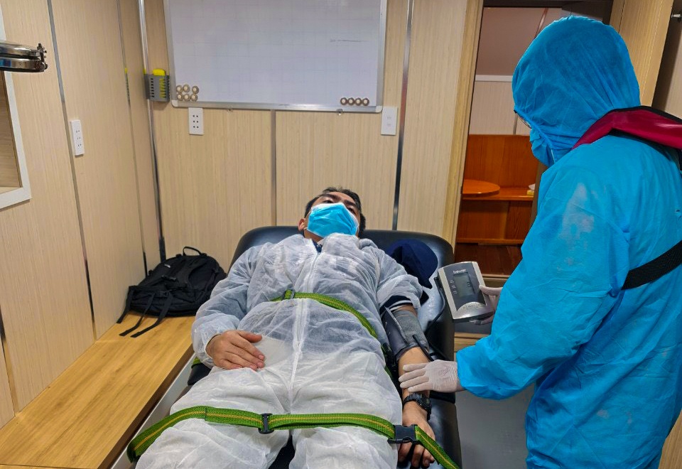 Cuu thuyen vien Philippines bi nan tren bien hinh anh