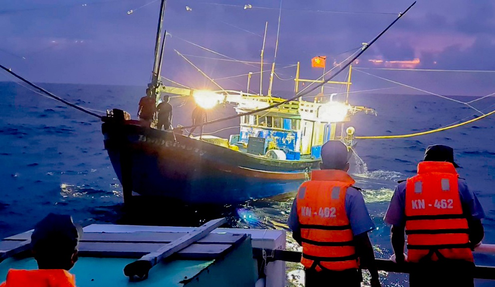 5 nguoi tren tau ca Binh Dinh gap nan tren bien hinh anh