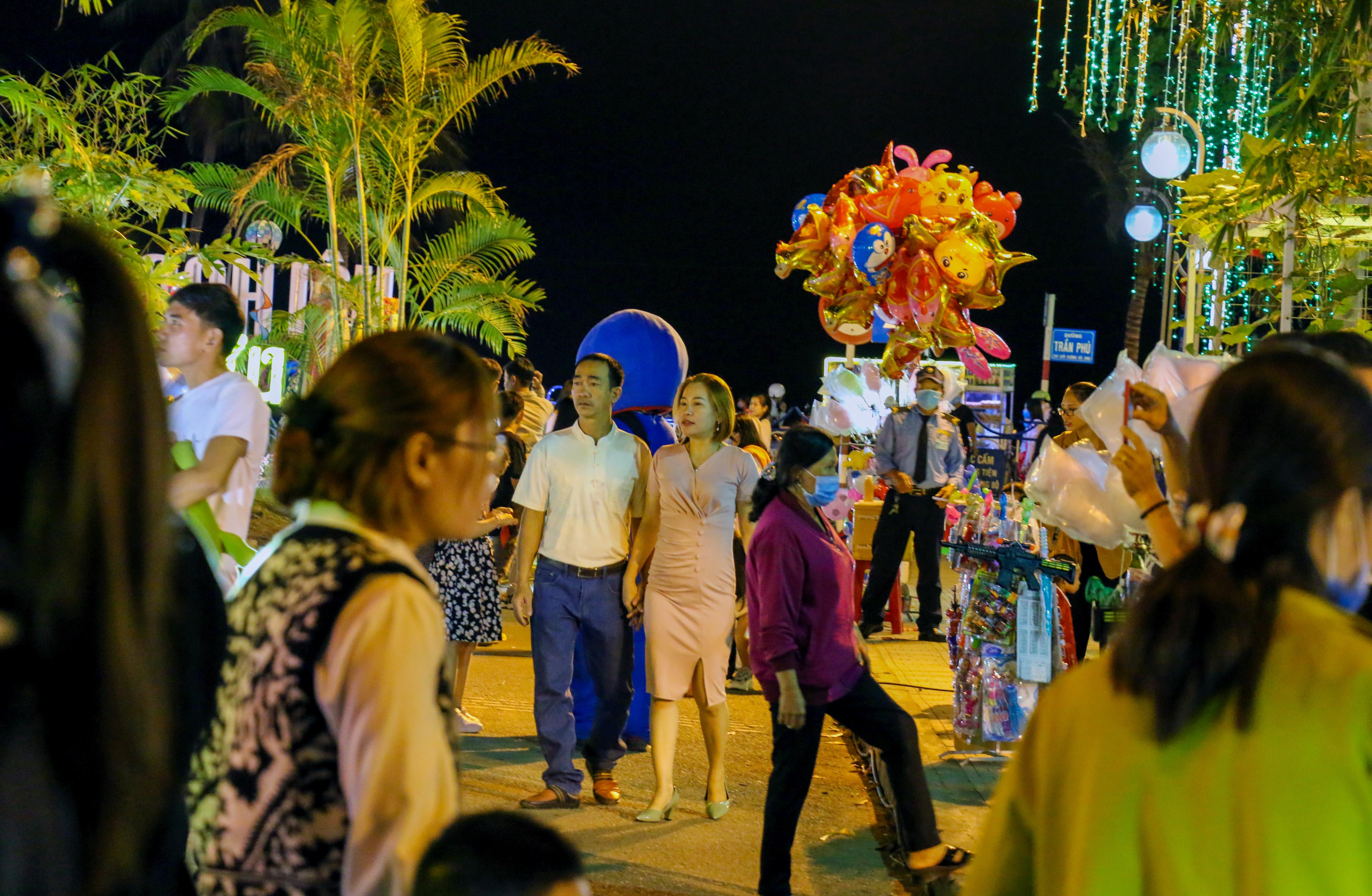 Khanh Hoa dong nghit khach anh 11