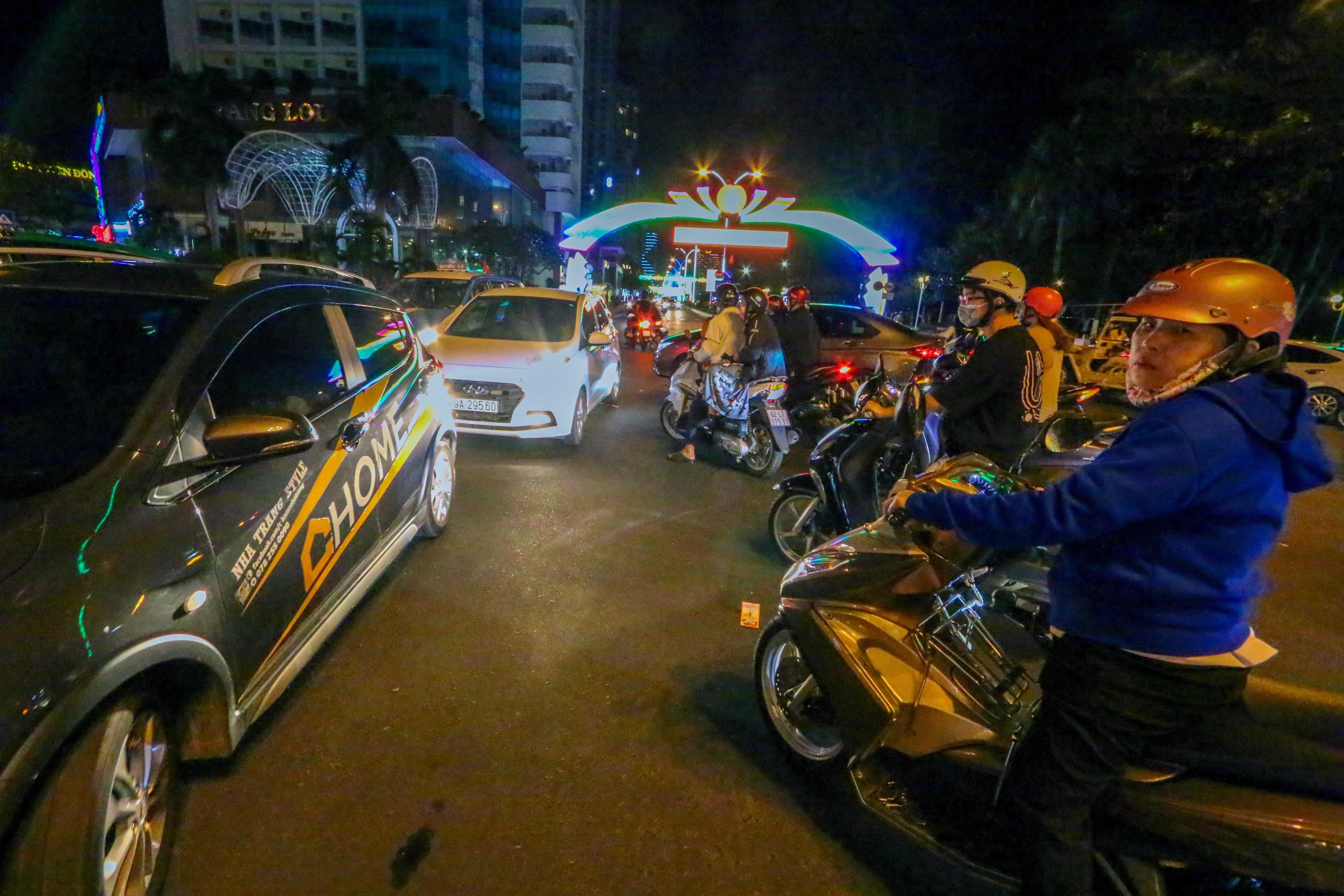 Khanh Hoa dong nghit khach anh 2