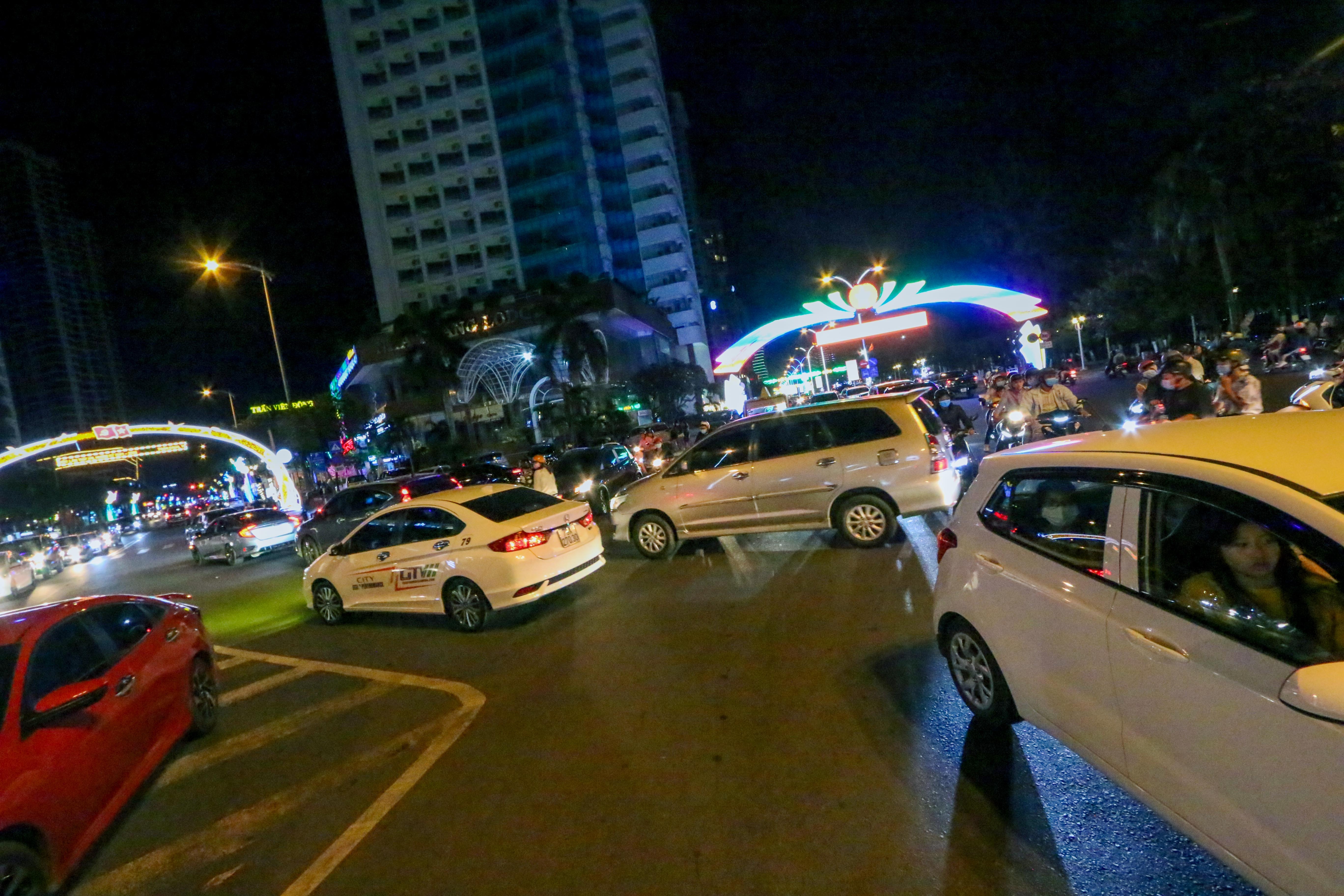 Khanh Hoa dong nghit khach anh 3