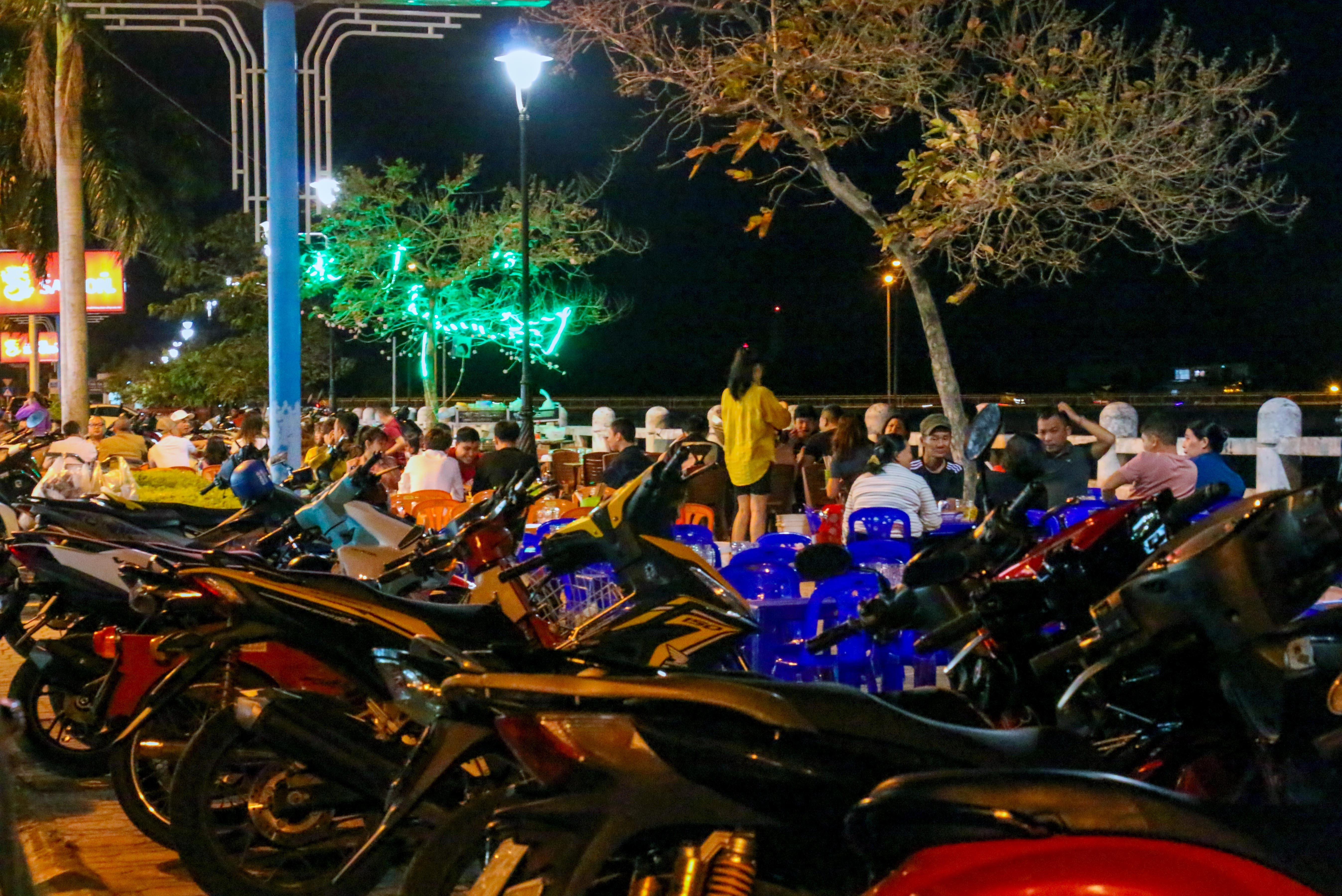 Khanh Hoa dong nghit khach anh 6