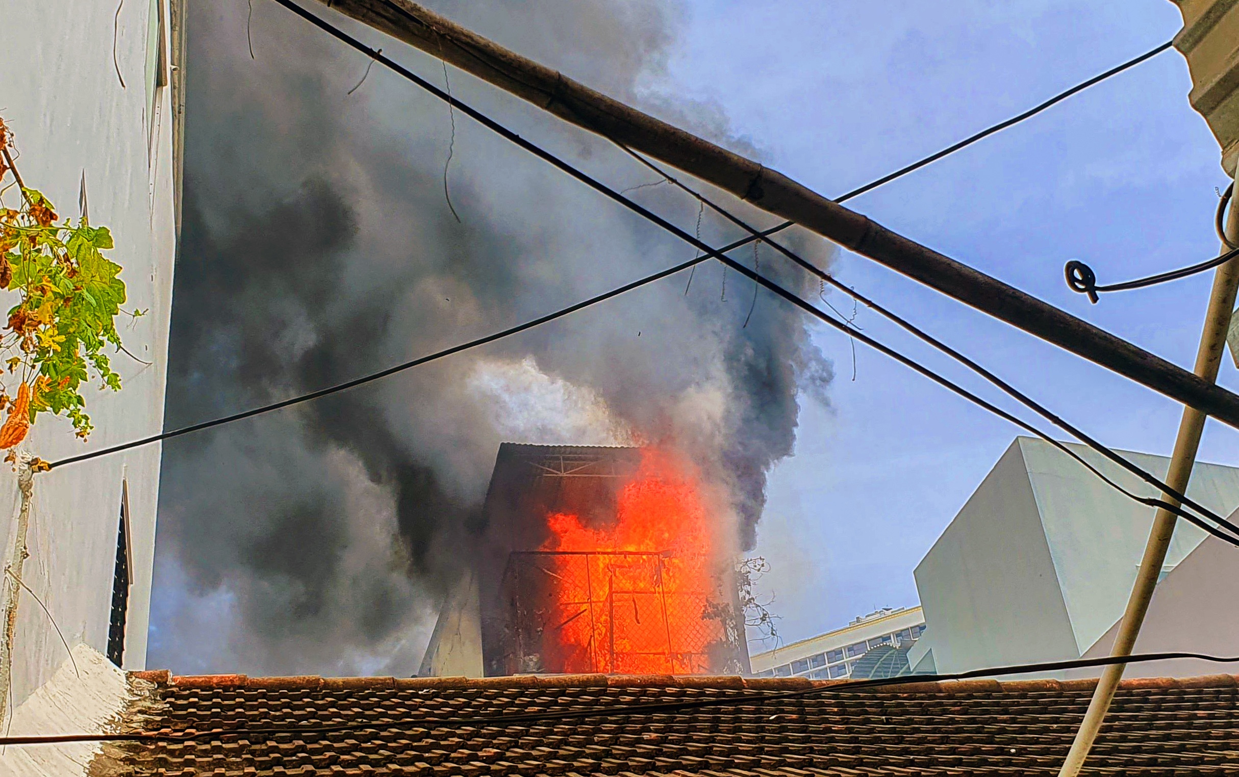 Can nha 3 tang chay du doi ngay via Than Tai hinh anh