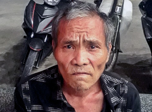 Bi can bo tron khi duoc dua di chua benh hinh anh