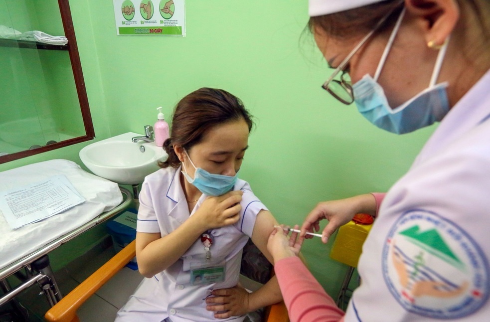 Khanh Hoa tiem vaccine ngua Covid-19 cho 100 nhan vien y te hinh anh