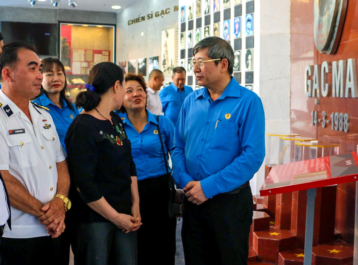 Dang huong tuong niem chien si hy sinh o Gac Ma hinh anh