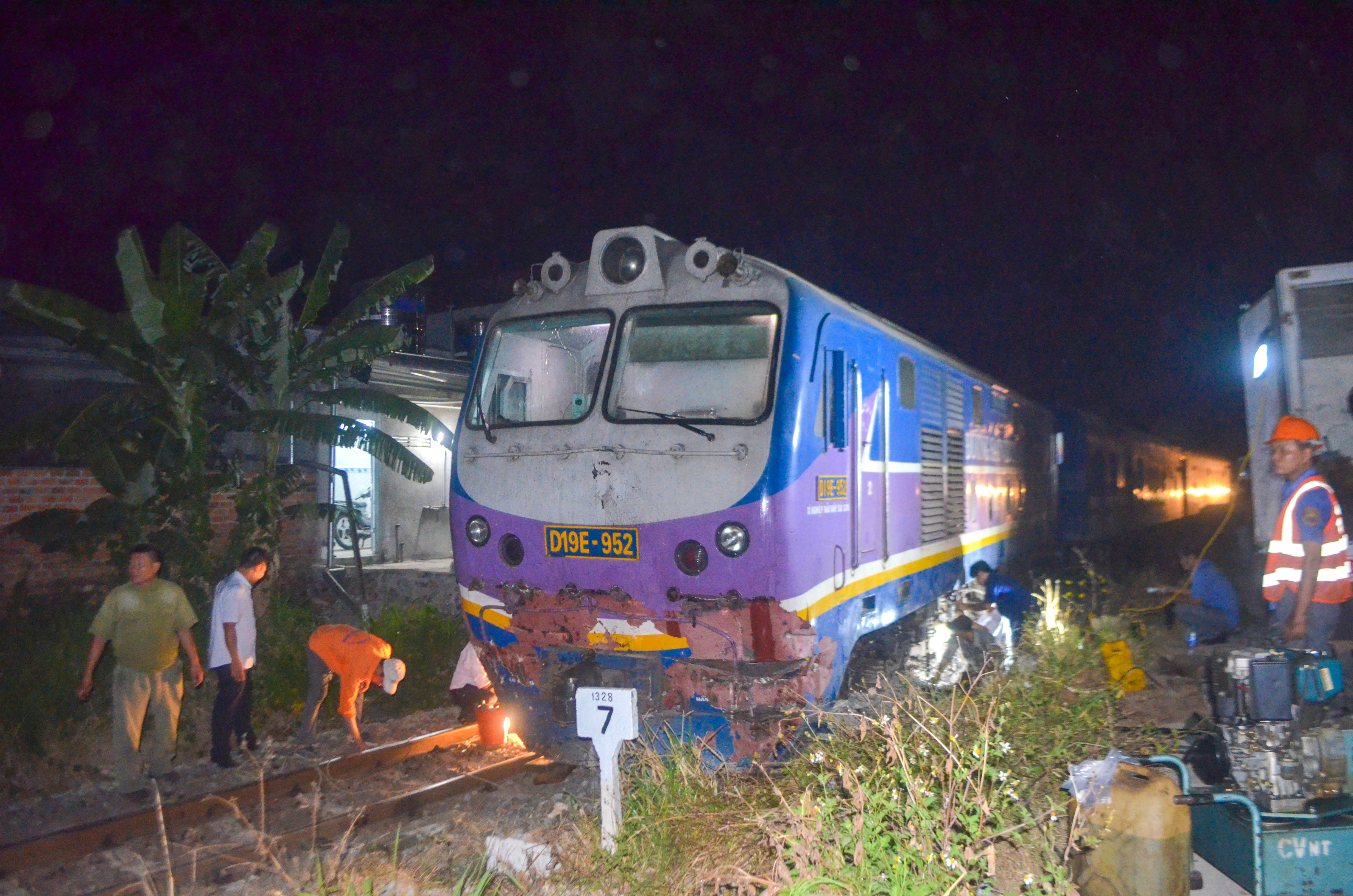 Tau hoa tong, keo le xe container hang chuc met hinh anh