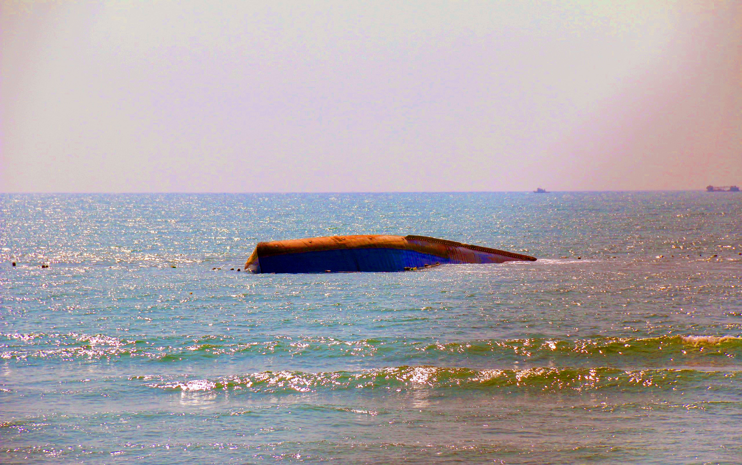 Len phuong an hut 2.200 lit dau DO tu tau chim tren bien Mui Ne hinh anh