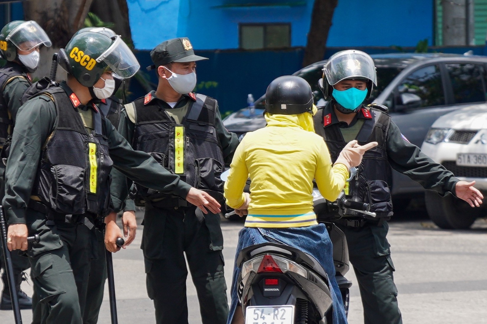 Canh sat phong toa tram xang o Binh Phuoc hinh anh
