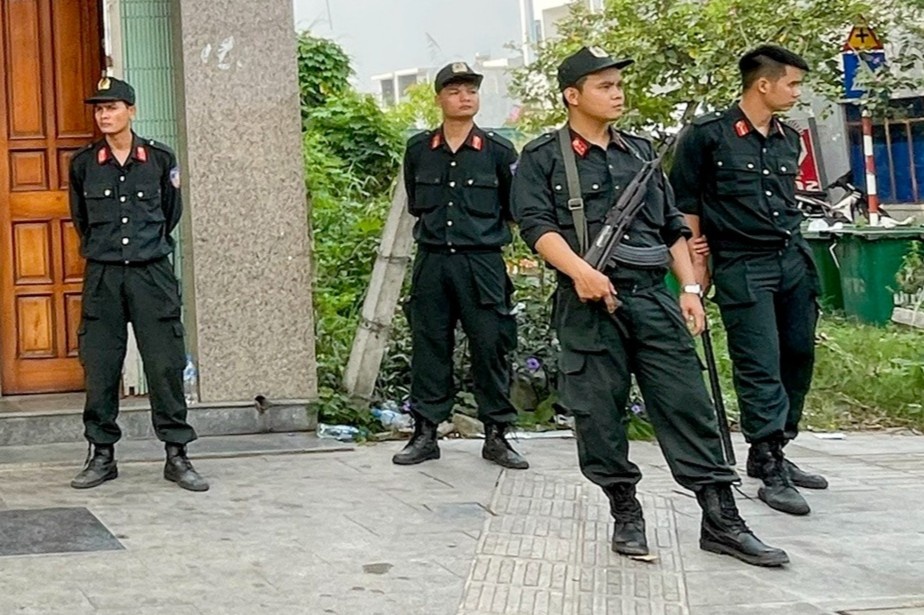 Hang chuc canh sat phong toa can nha o Quang Ngai hinh anh