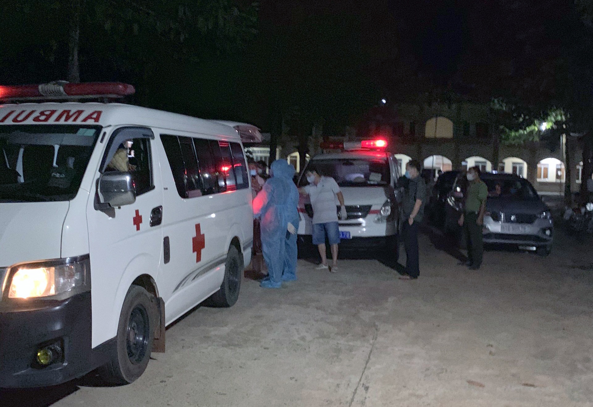 13 nguoi nuoc ngoai nhap canh trai phep o Hon Quan hinh anh