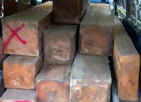 CSGT truy duoi xe 16 cho cho day go hinh anh